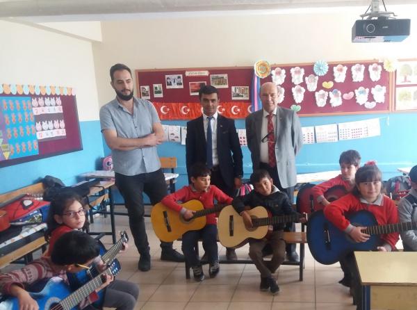 İlk Okul Öğrencilerine Gitar Kursumuz Açılmıştır